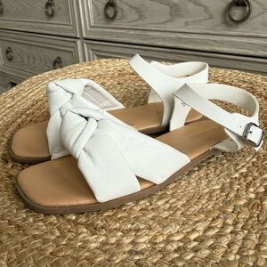 Old Navy White Knotted Sandals for Girls / Kids in size 13